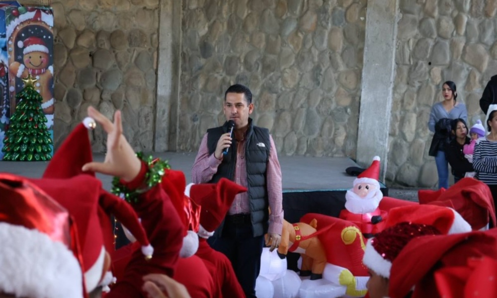 Lleva Luis Cavazos alegría a las niñas y niños de la escuela Raymundo Montalvo