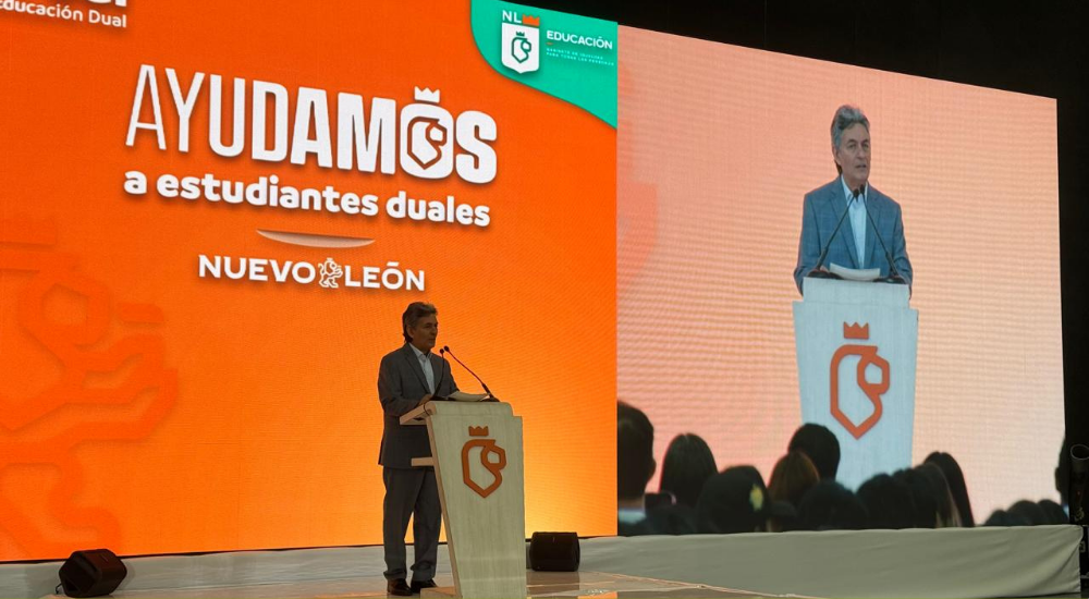 Nuevo León entrega laptops y prepara nueva Ley de Educación con más apoyos