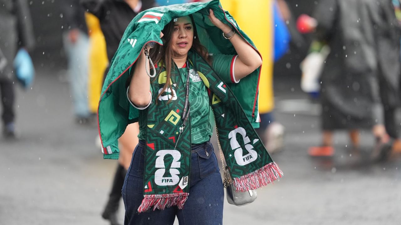 Afición mexicana se prepara para el partido México contra Inglaterra en el Azteca