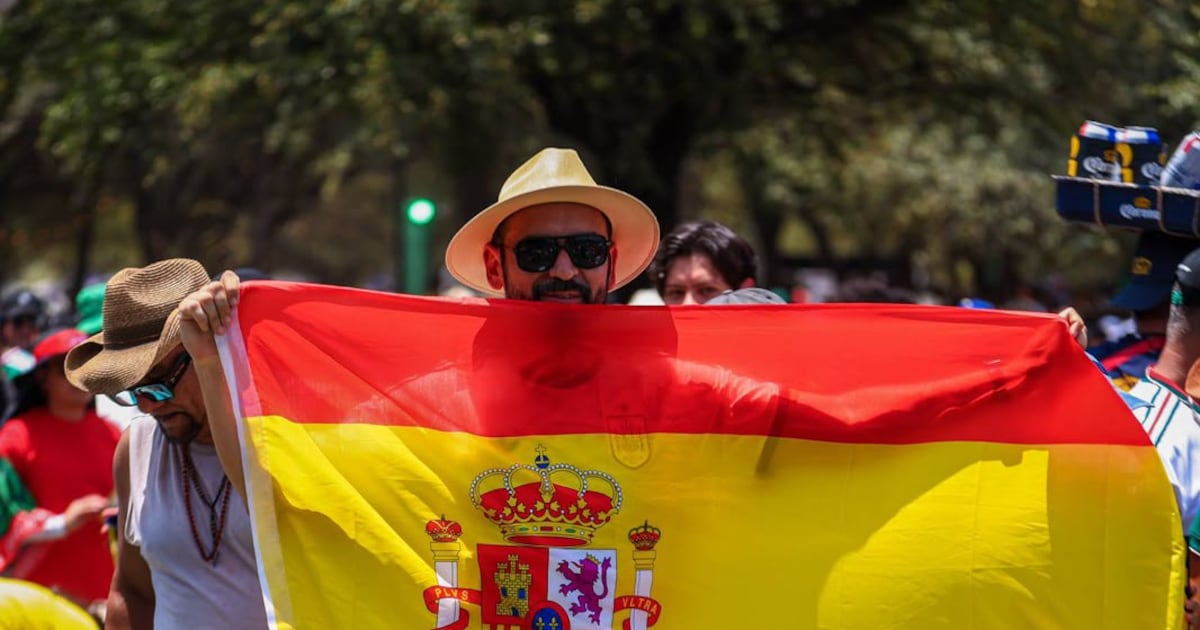 Regios celebran a La Roja tras su triunfo mundial en fútbol