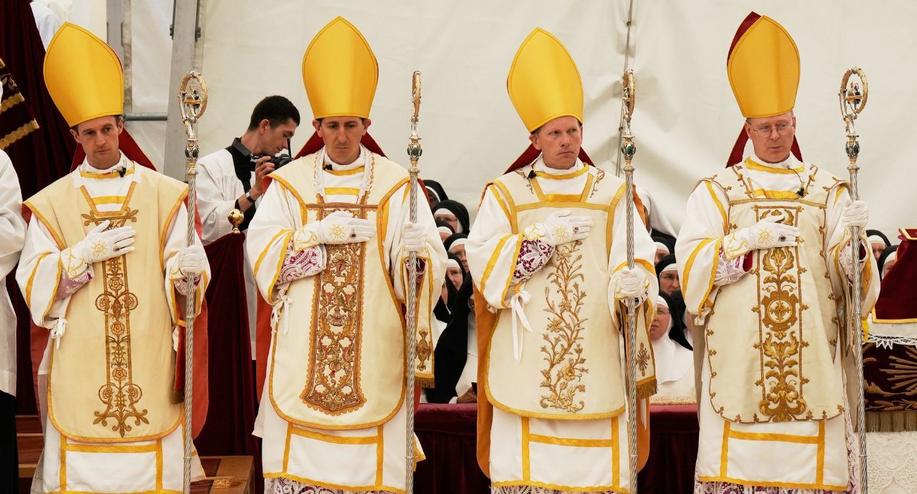 El Vaticano excomulga a obispos tradicionalistas en un giro pastoril