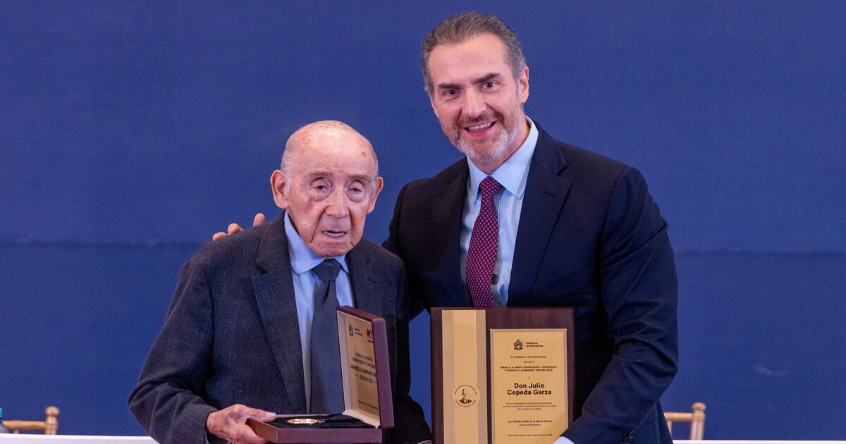 Julio Cepeda recibe la Medalla Lorenzo H. Zambrano Treviño