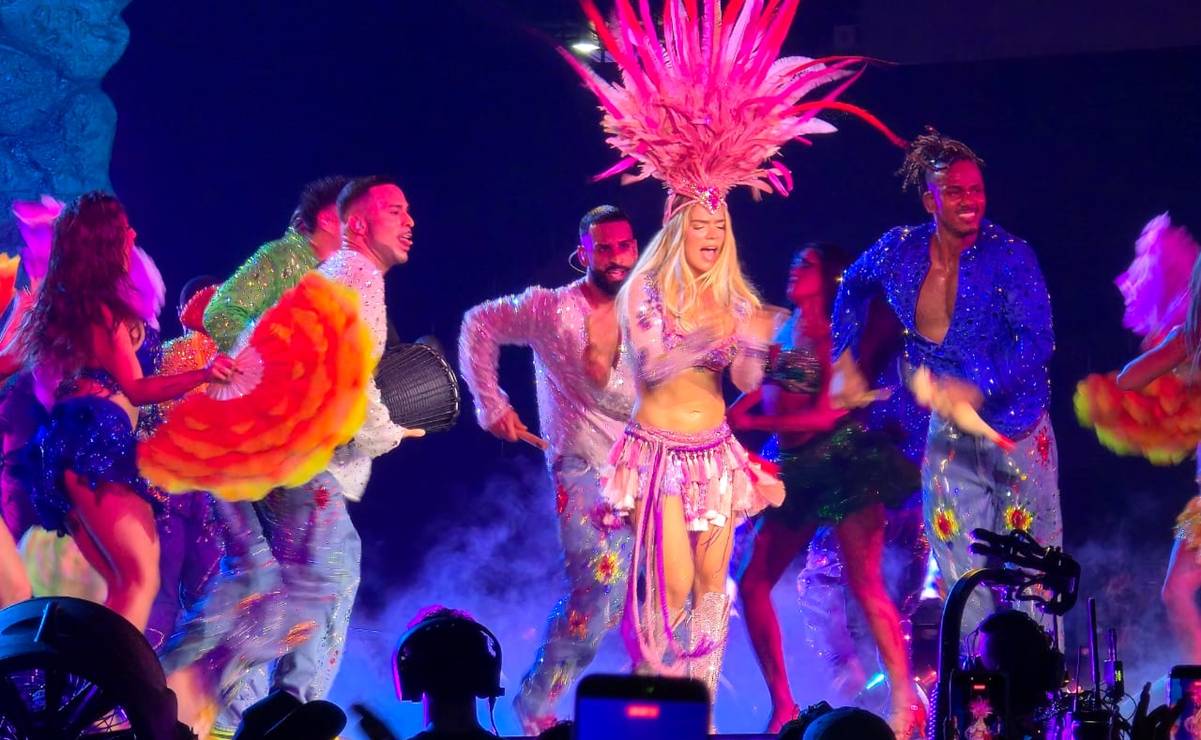 Karol G bajo la mira de PETA Latino por su uso de plumas en vestuarios